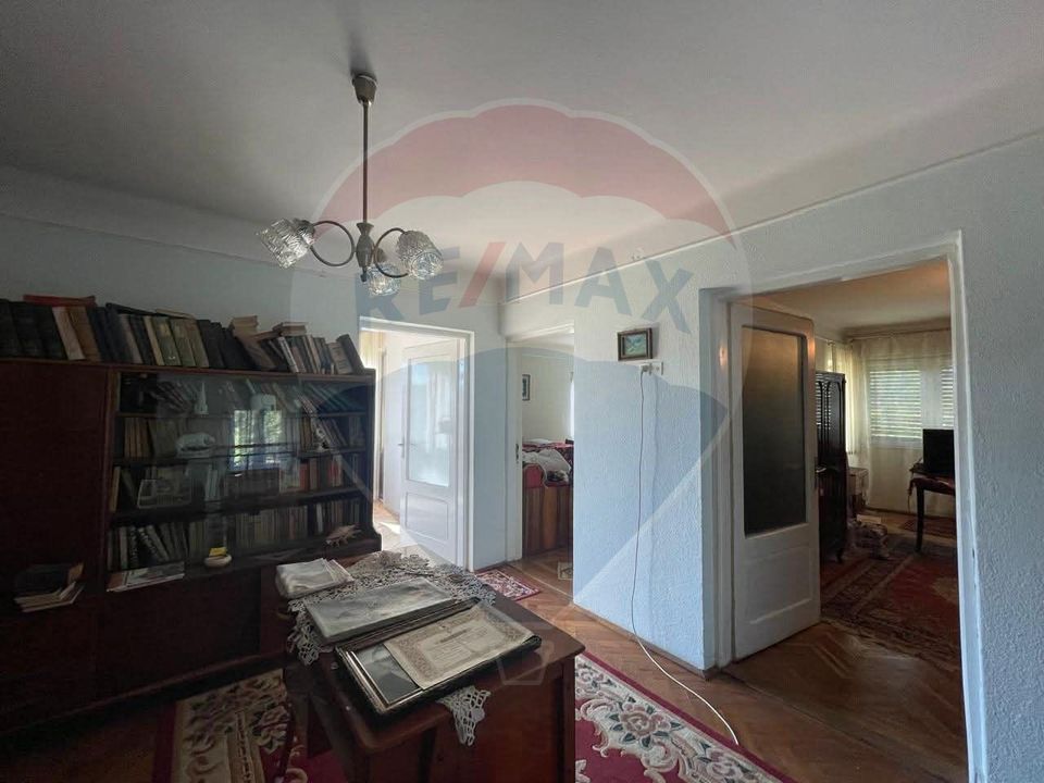 Casă / Vilă spațioasă cu curte generoasă în Urlați