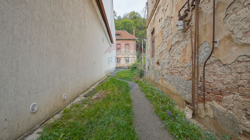 Vilă pe str Alexandru Ioan Cuza, 10 camere, S + P + E, teren 282 mp