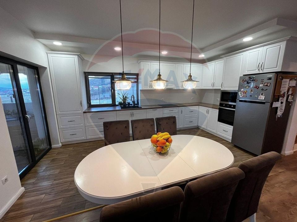 Casă individuală cu 4 dormitoare de vânzare str Planoarelor Dezmir