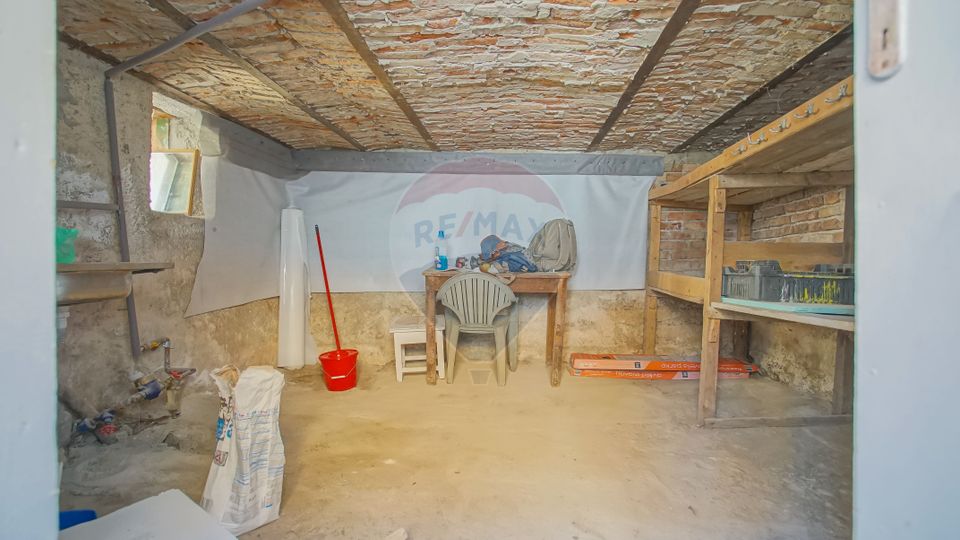 Casa renovată, cu garaj si teren de 679 mp, Scheii Brașovului