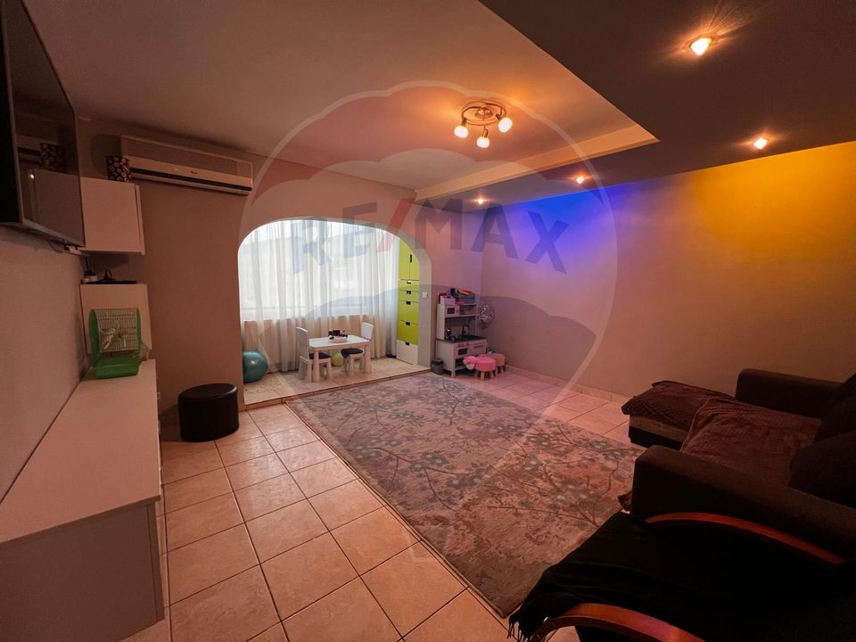 Apartament 4 camere decomandat cu loc de parcare etajul 3