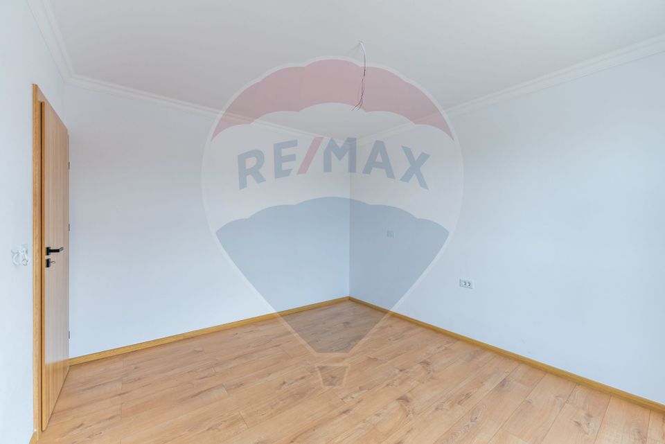 4 room House / Villa for sale, Parneava area