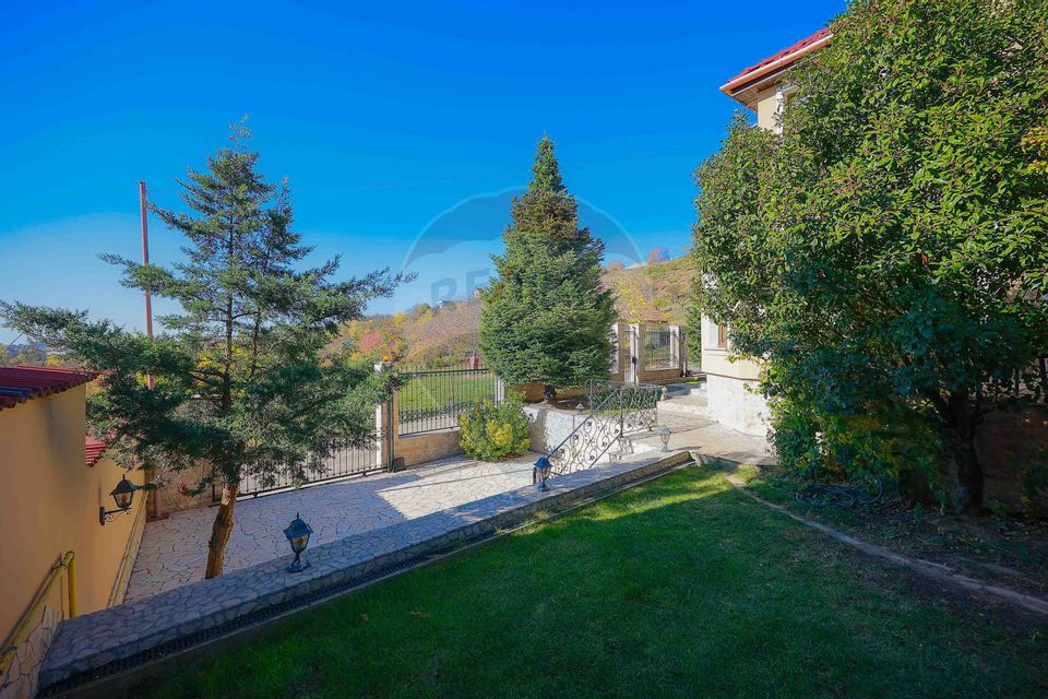 De vânzare vilă cu 7 camere, drum privat, în zona de Dealuri