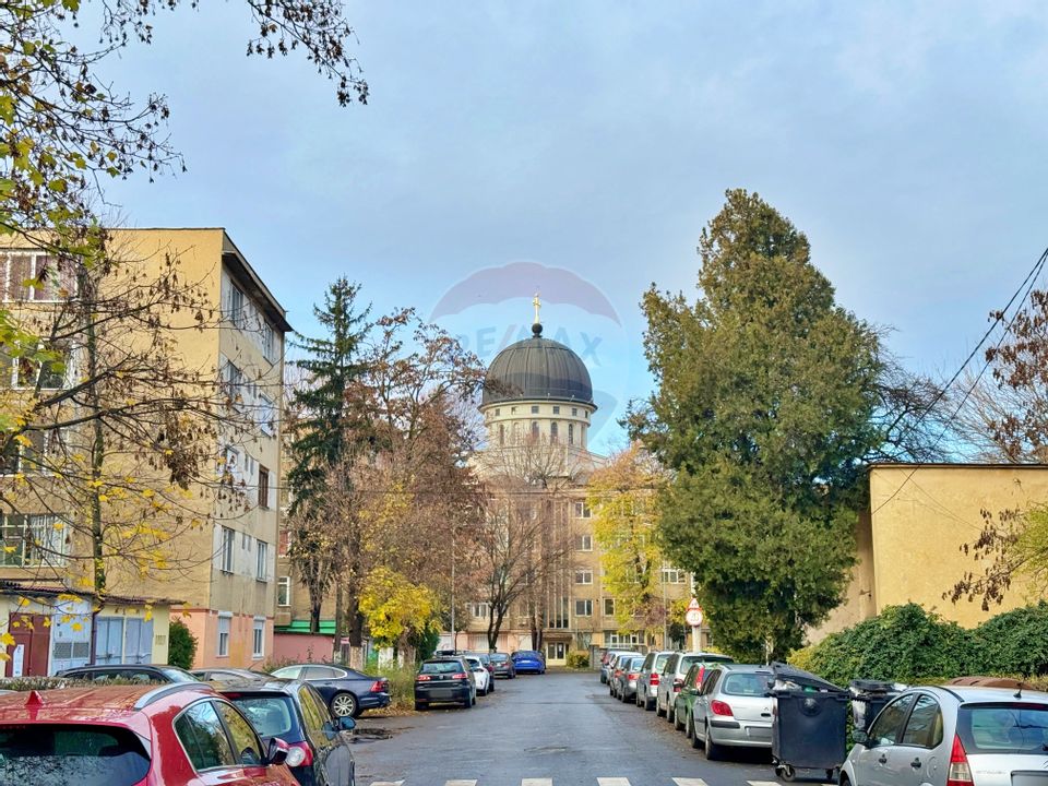 Apartament cu 3 camere de vânzare în zona Podgoria