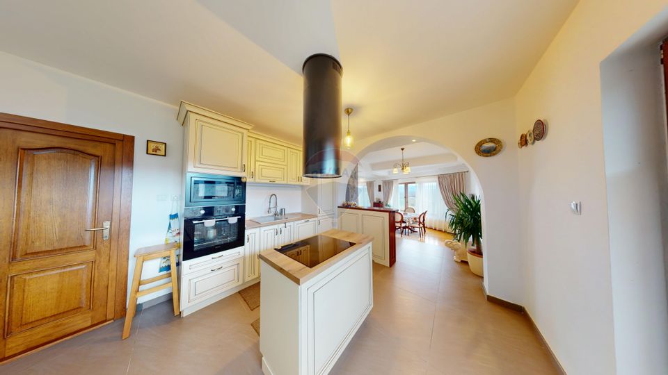 Casă / Vilă de Lux cu 5 camere de vânzare