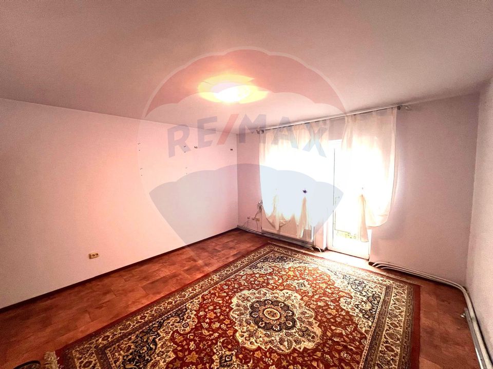 Apartament cu 3 camere de vânzare în comuna Răcăciuni
