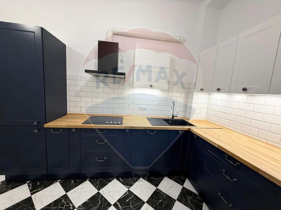 Apartament 4 camere, pe 2 niveluri si curte comuna în Centru