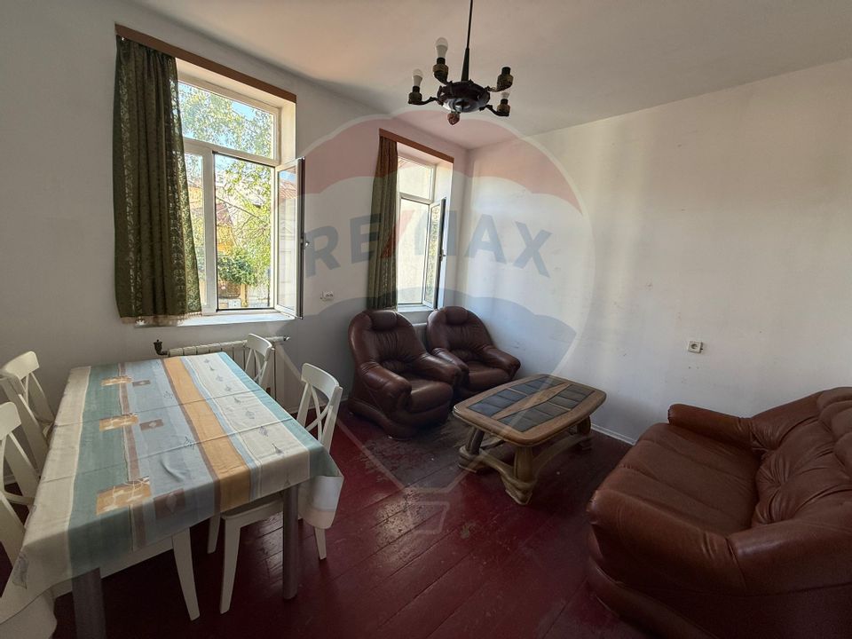 DE ÎNCHIRIAT: Casă/Vilă spațioasă  8 camere  Zona Gara de Nord