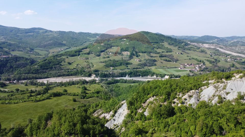 De vânzare Casă cu 17,000 mp de teren in Parma, Italia