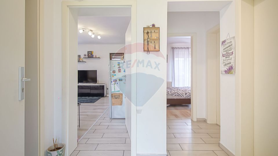 Apartament cu 3 camere de vânzare în zona Tractorul