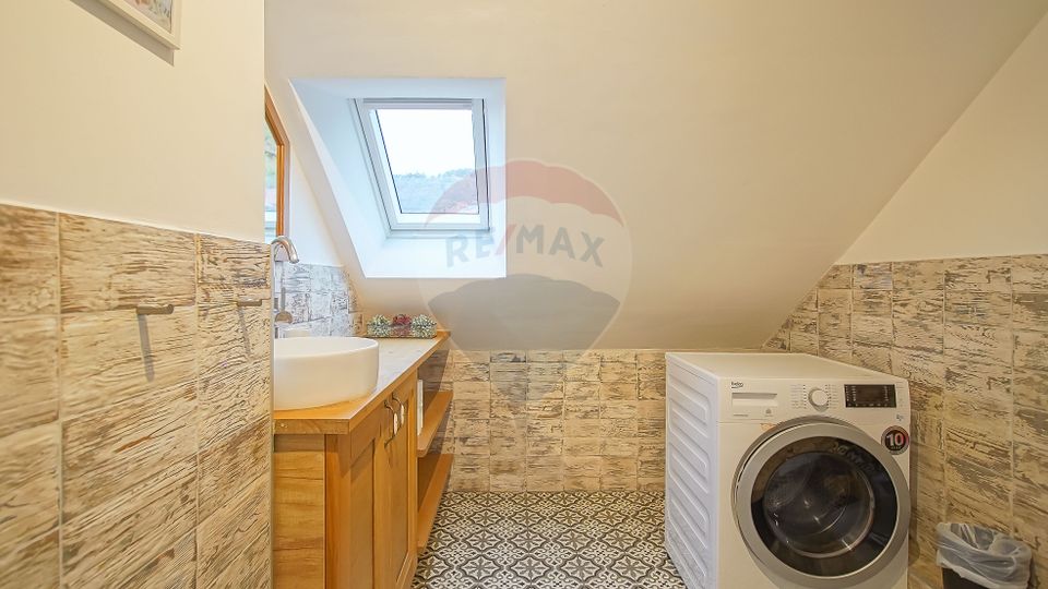 Casa cu 5 studiouri independente, terasa rooftop, vedere montana