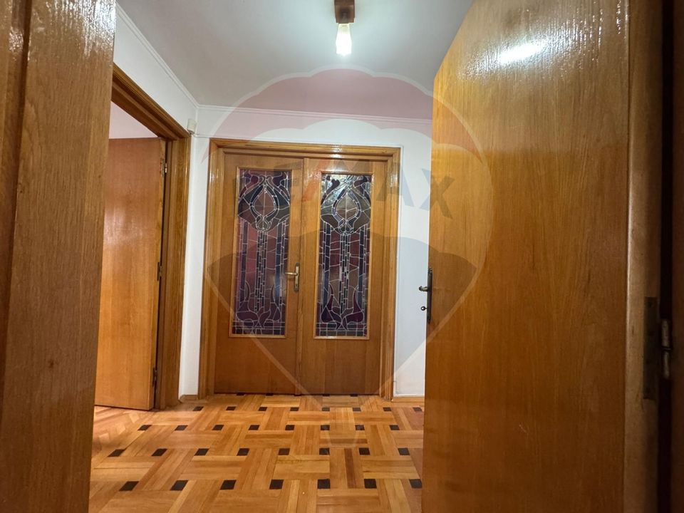 House / Villa with 6 rooms for sale in the area of 23 August (Catelul)