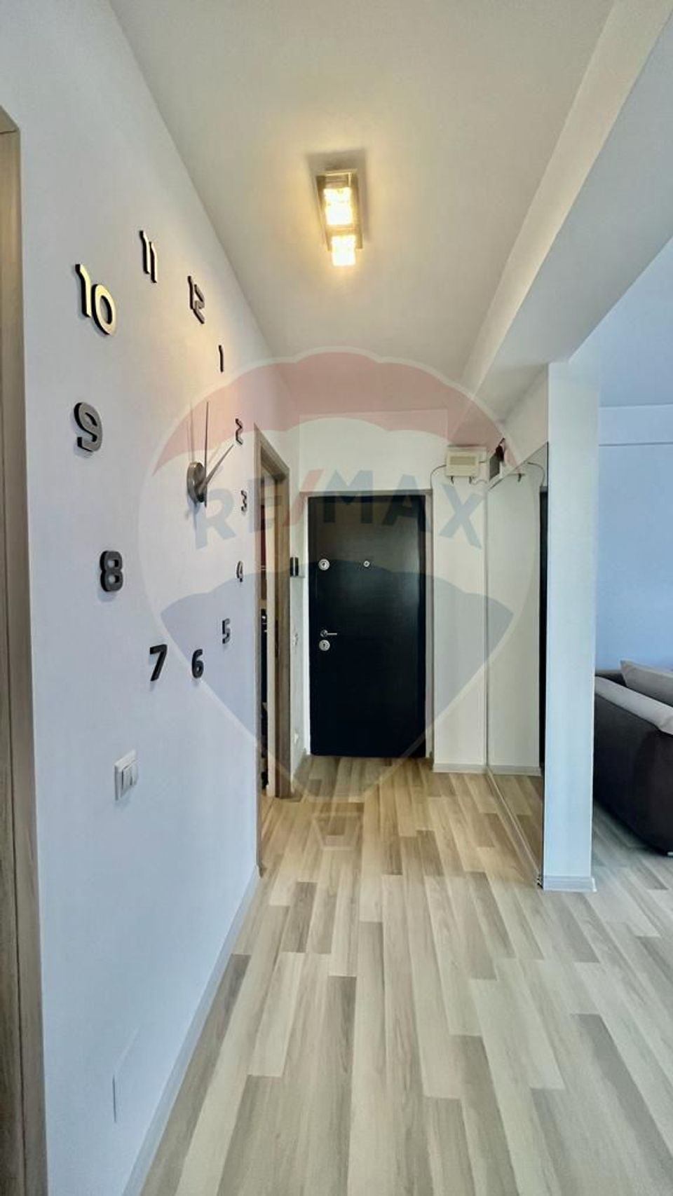 Apartament cu 3 camere si balcon - zona Bd. Laminorului