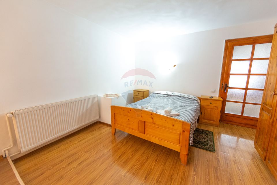 Casă spațioasă cu garaj dublu, foișor și curte amenajată