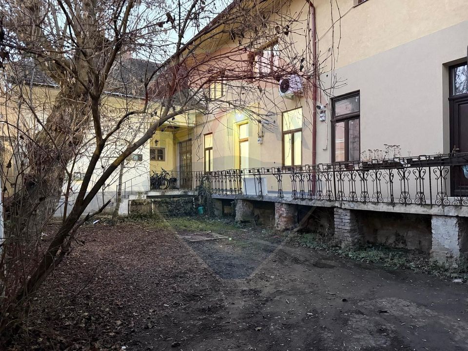 Apartament 4 camere, pe 2 niveluri si curte comuna în Centru