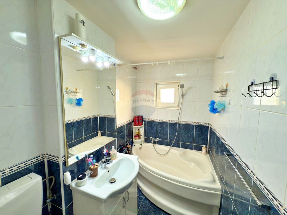 Apartament cu 3 camere de vânzare în zona Micalaca