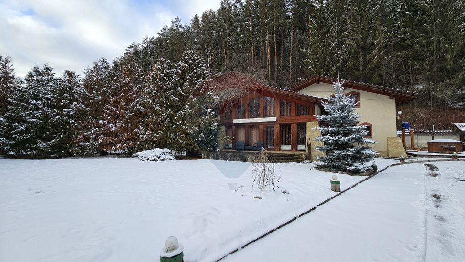 Vilă de lux cu 4 camere de vânzare în Câmpulung Moldovenesc, Suceava