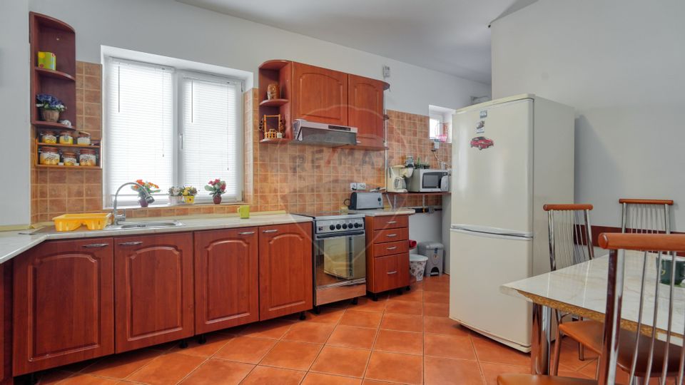 Casă / Vilă cu 8 camere de vânzare în zona Valea Rasnoavei