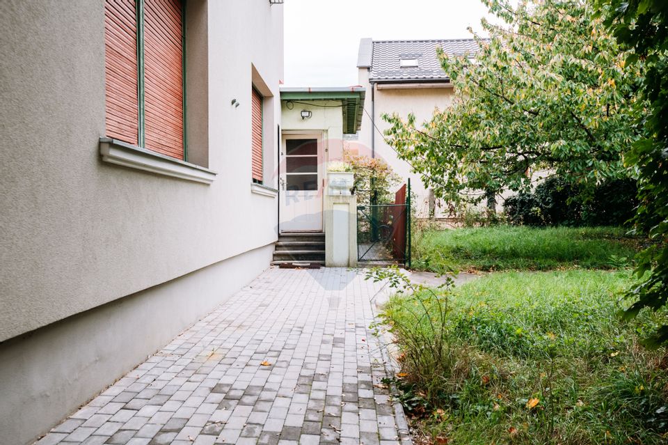 Apartament spațios cu grădină proprie într-o vilă interbelică renovată