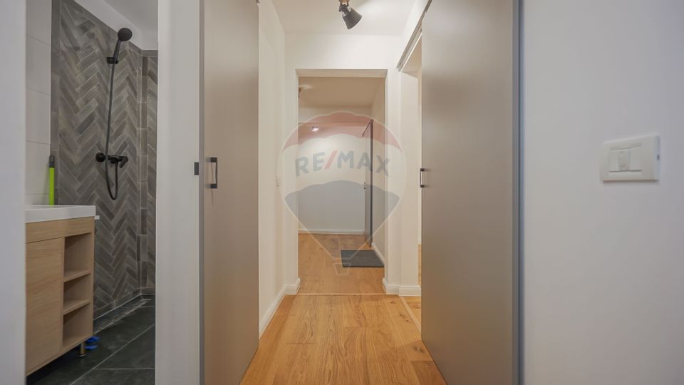 Investiție: apartament renovat în două studiouri separate, Schei