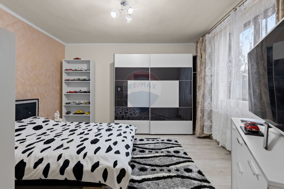 Casă spațioasă cu 4 camere și spațiu comercial în Bujac