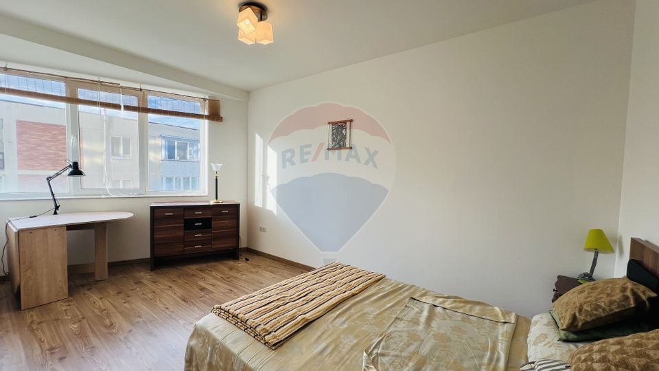 Apartament cu 3 camere de închiriat în zona ultracentralǎ