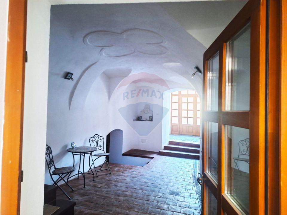 Casa individuala cu curte in centrul istoric,  renovata integral