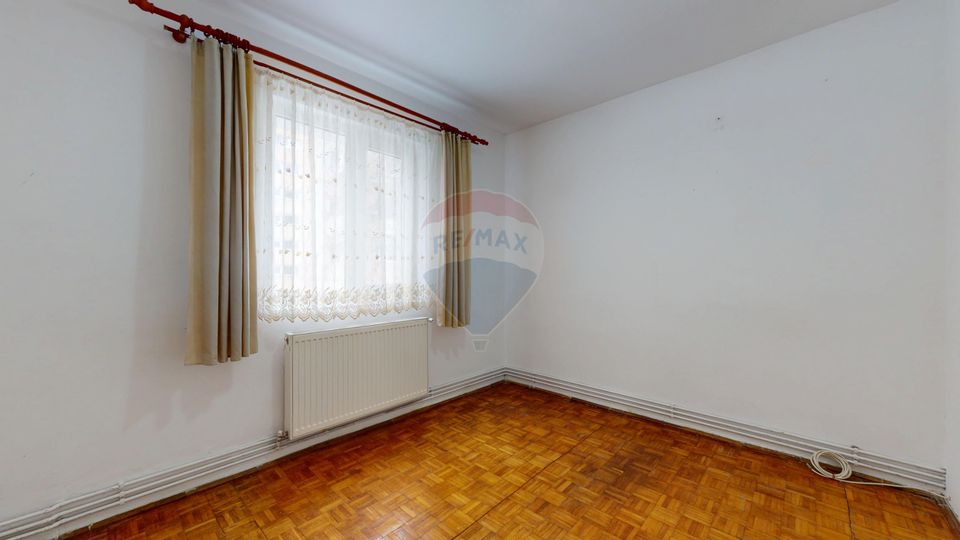 De vânzare: 2 camere, baie cu geam, etaj 2