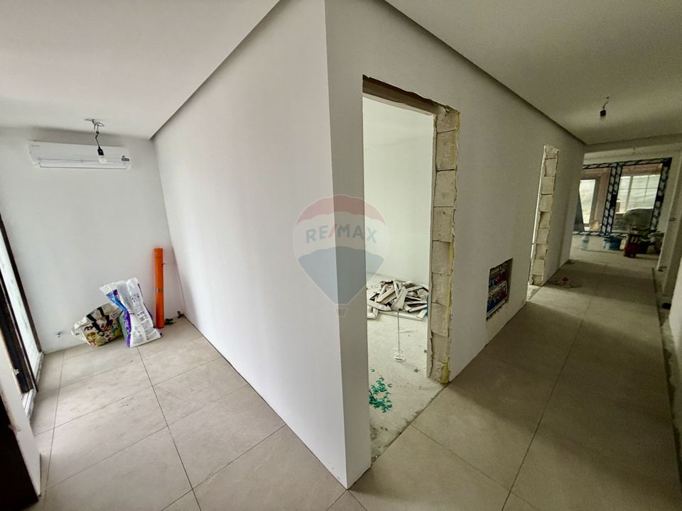 Casă cu 4 camere de vânzare