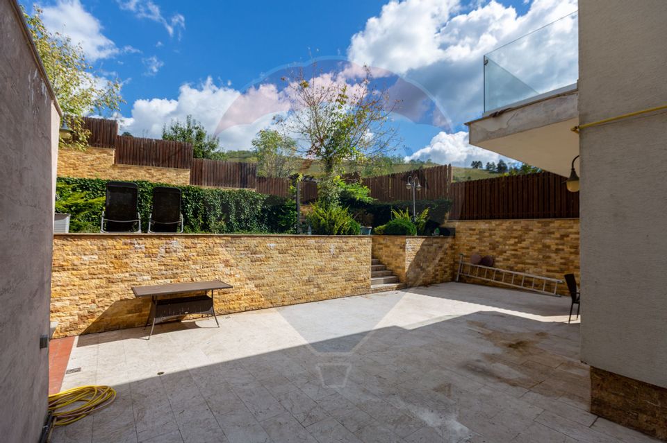 Casă spectaculoasă în Mediaș – reședința antrenorului Cristi Pustai