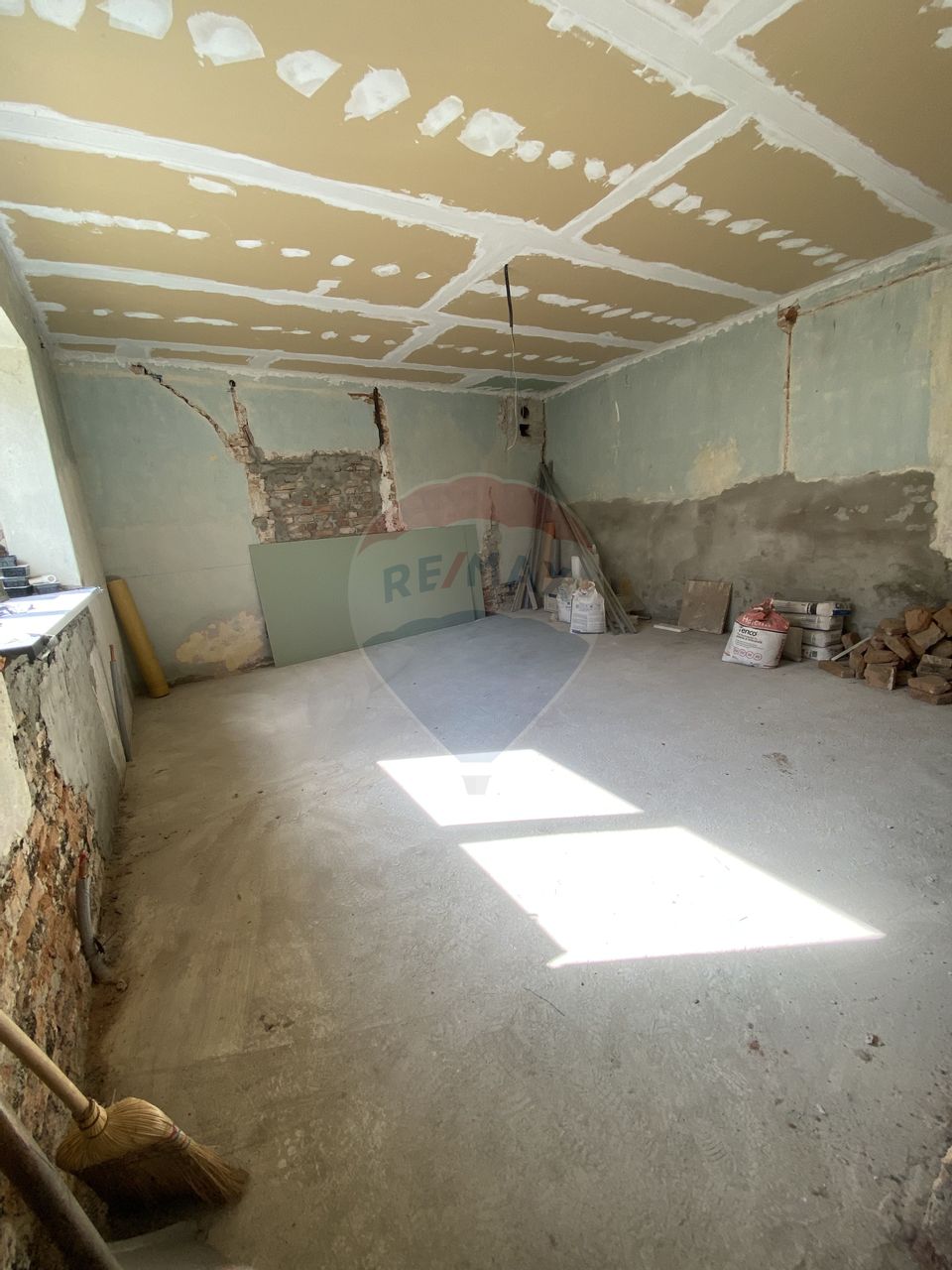 Apartament la casă în zona centrală!