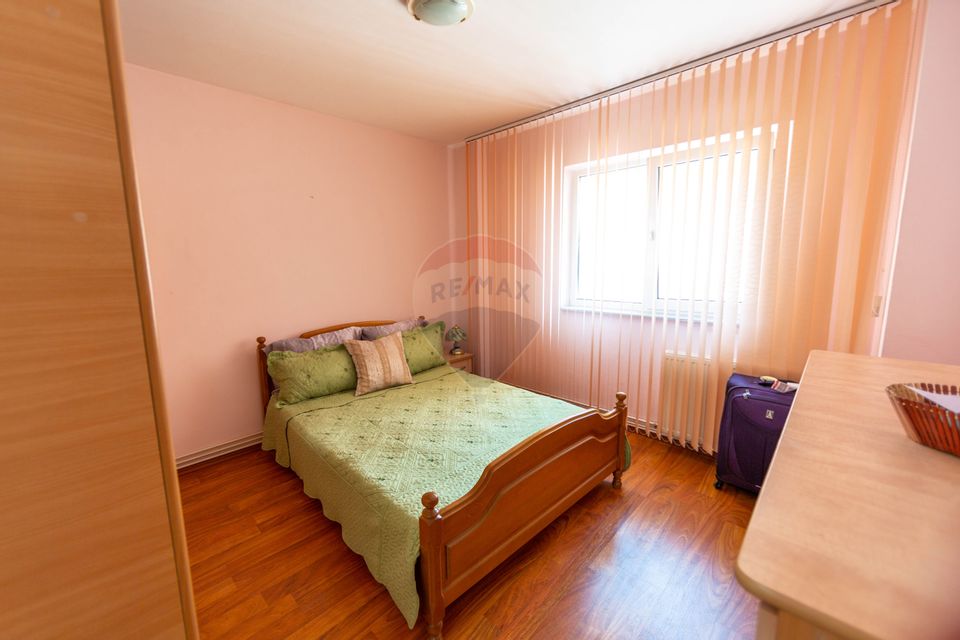 Spacious apartment for sale with 4 rooms, 2 bathrooms Răcădău