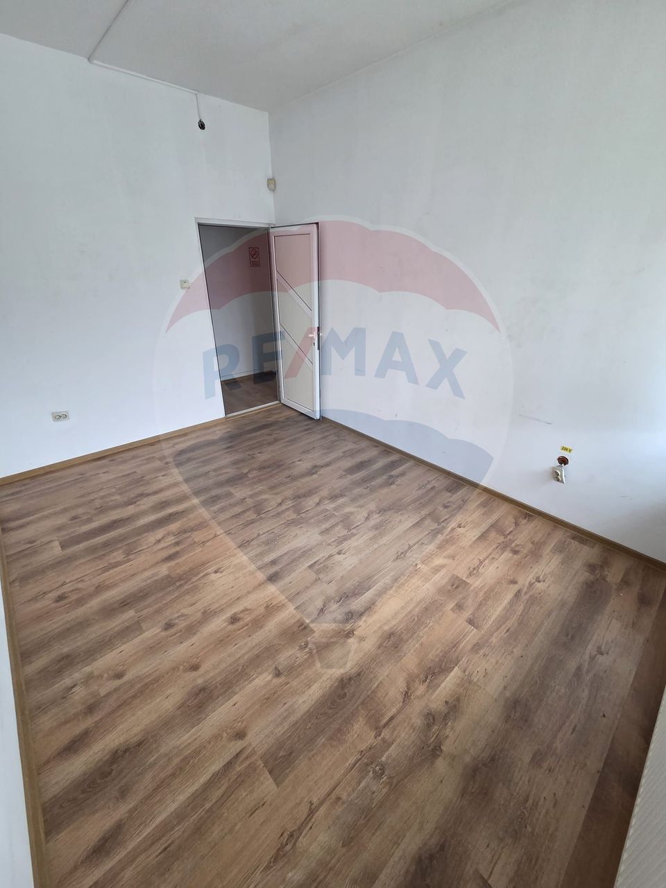 Ansamblu casa de locuit, hala productie ,spatiu de birouri si teren