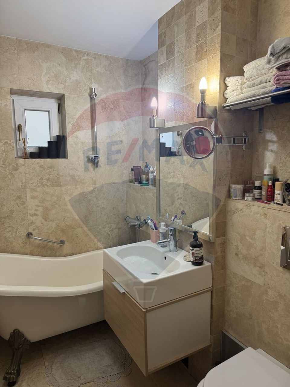 Apartament cu 3 camere de vânzare în zona Rovine