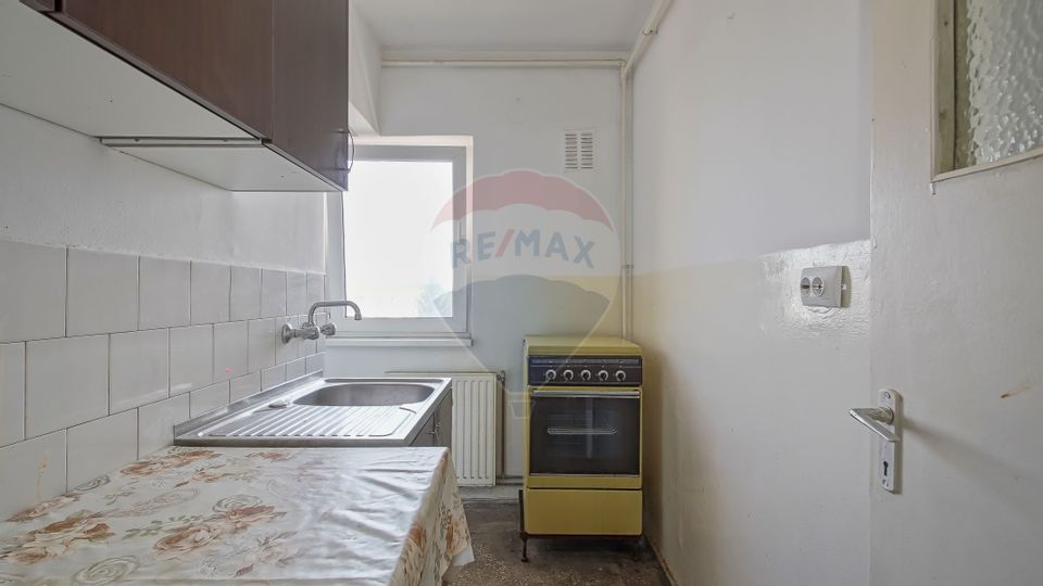 REZERVAT | Garsonieră decomandată | Zona Tractorul | De renovat