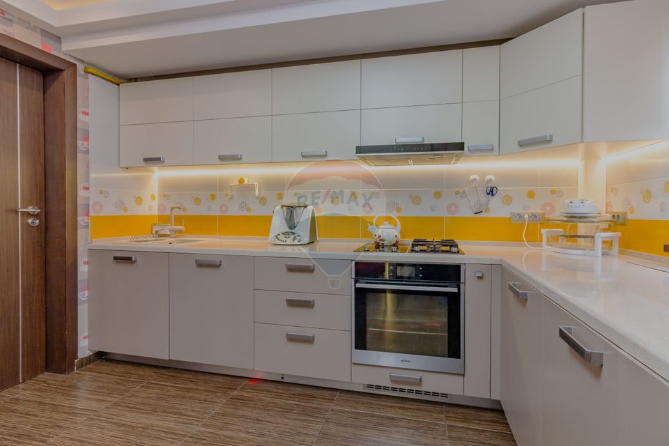 Apartament special | 137.36mp utili | 143mp utili totali | 2009