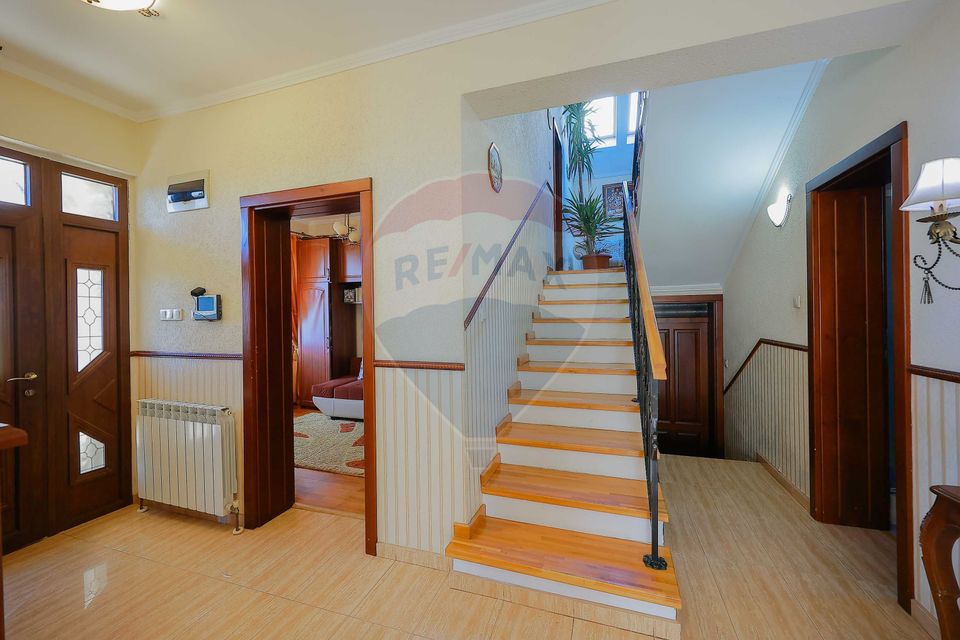 De vânzare vilă cu 7 camere, drum privat, în zona de Dealuri