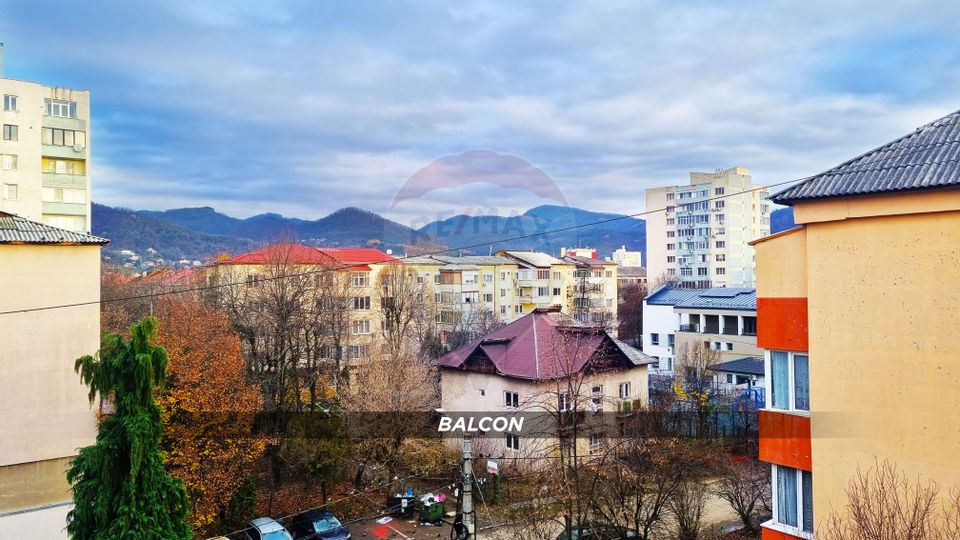 Apartament cu 3 camere de vanzare pe strada Moldovei