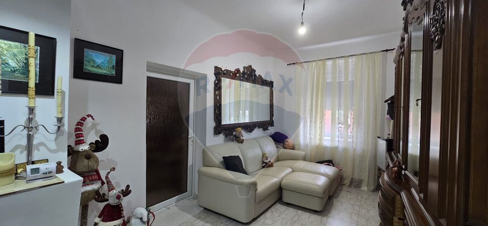 Casă / Vilă de vanzare cu 3 camere central Chisineu Cris