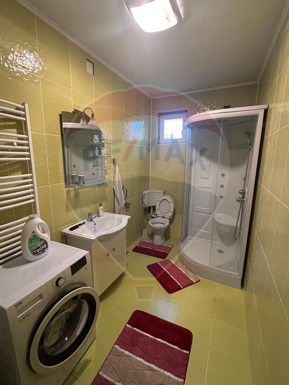 Casă spațioasă 6 camere, 2 băi, garaj spatios și terasă