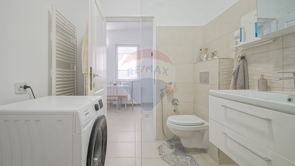 Casă falnică, curte individuală, langă Piața Unirii, în inima Scheilor