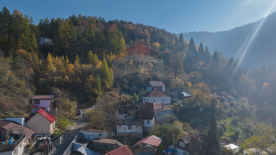 Casă demolabilă, cu teren și panoramă în Scheii Brasovului