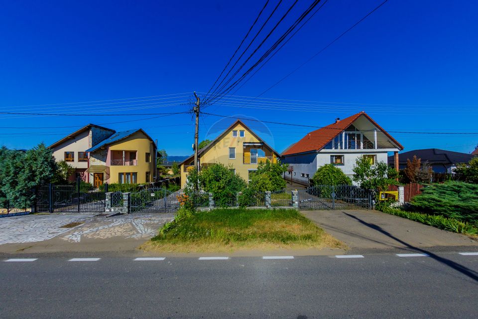 Casă cu 7 camere de vânzare la drumul principal cu 2 intrari