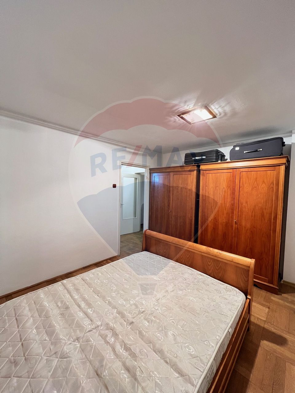 Apartament cu 3 camere de închiriat în zona Bancilor