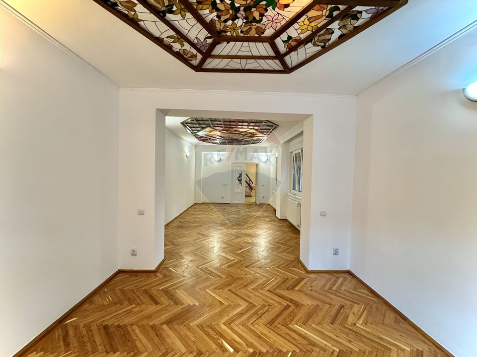 Casa / Vila cu 7 camere de vanzare în zona Domenii