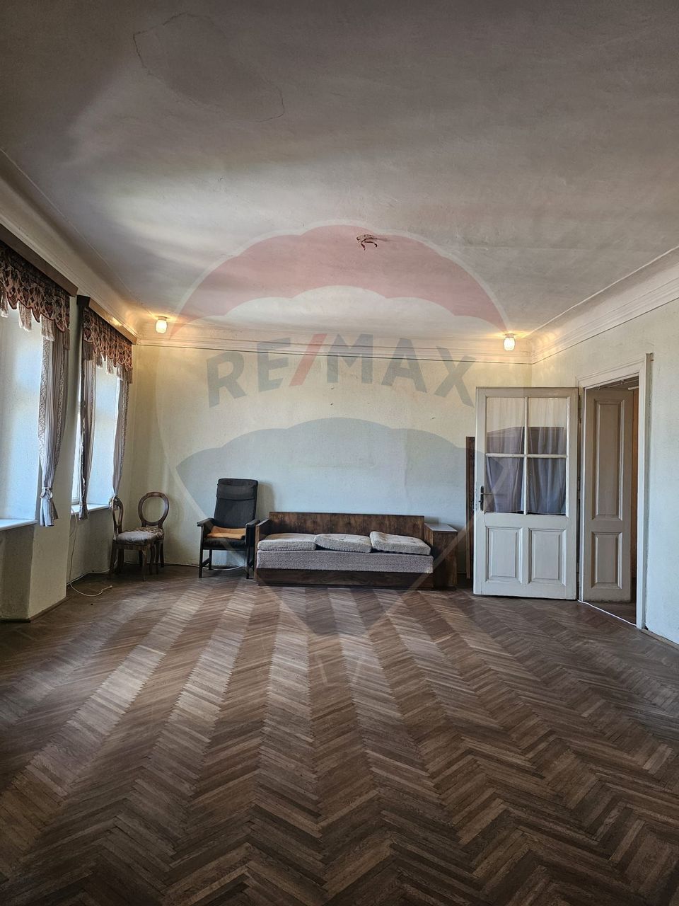 Apartament cu 5 camere de vânzare în zona Central