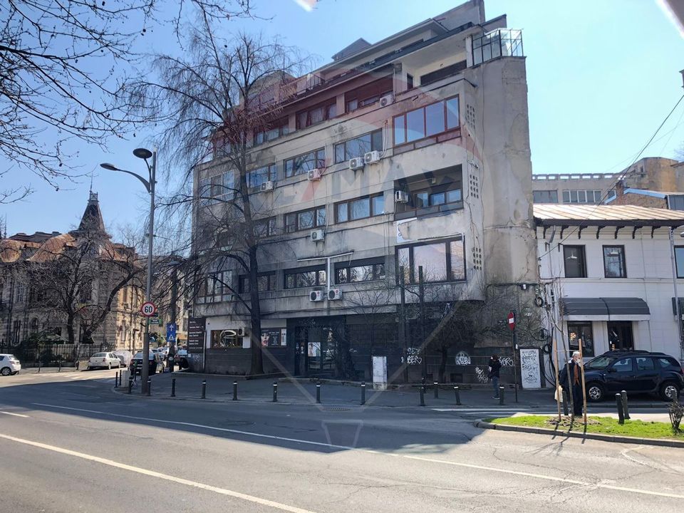 Apartament cu 4 camere nemobilat in P-ta Victoriei langa Orange
