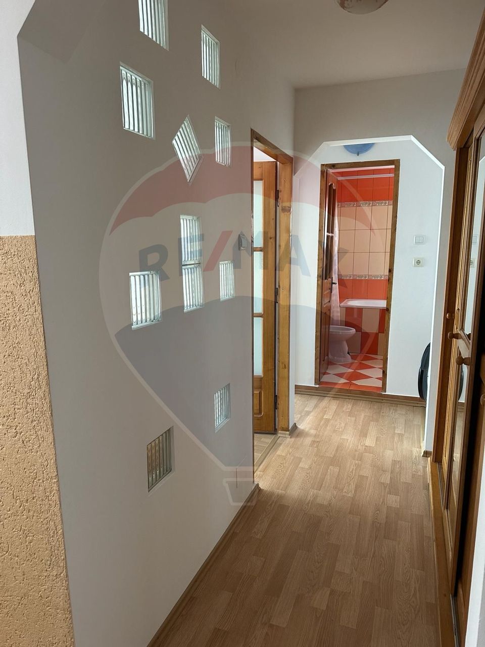 Apartament cu 3 camere de închiriat pe strada Pășunii