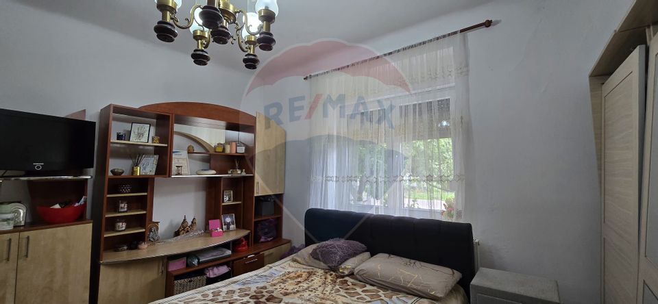 Casă / Vilă de vanzare cu 3 camere central Chisineu Cris