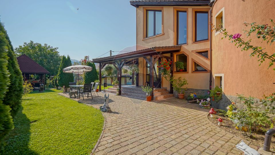 Elegant house, wine cellar, view of the mountains and peak. Postăvaru